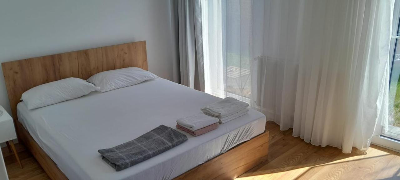 Coresi, 2 Camere, Sleeps 6 Large Private Garden Apartment Pets Welcome Brasov Exterior photo